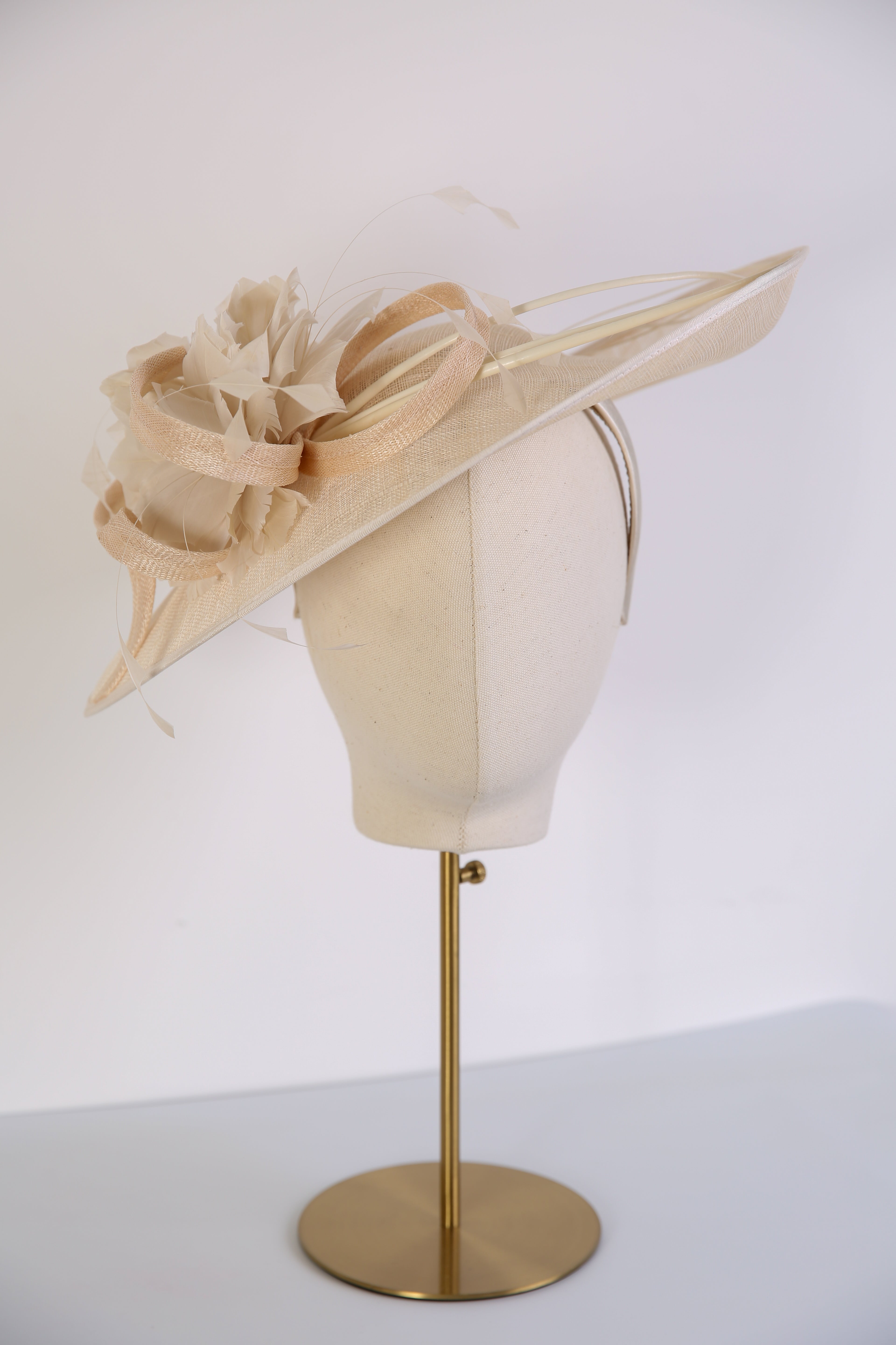 Condici Teardrop Fascinator in Alabaster