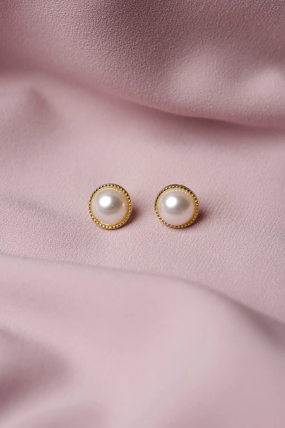 Pearl Cabochon with Decorative Gold Surround