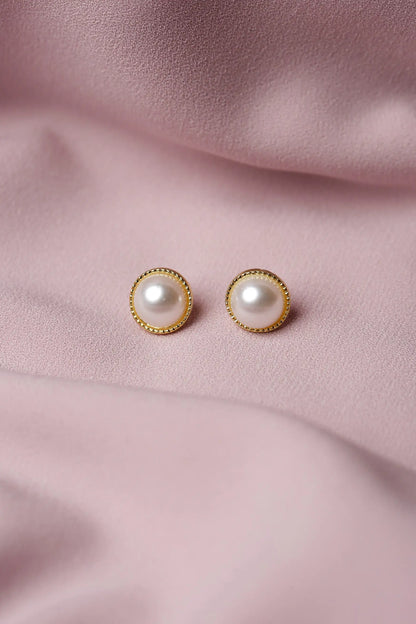 Pearl Cabochon with Decorative Gold Surround