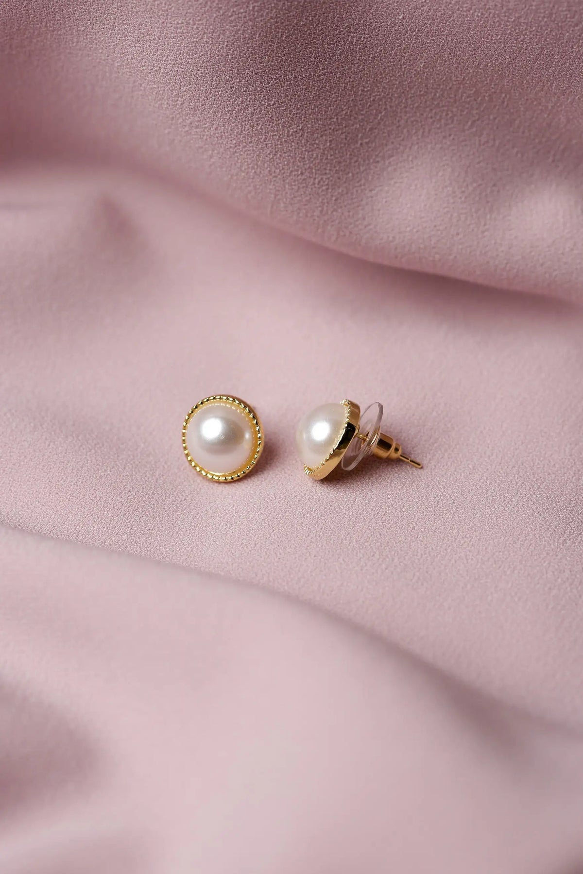 Pearl Cabochon with Decorative Gold Surround