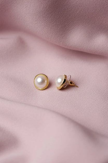 Pearl Cabochon with Decorative Gold Surround
