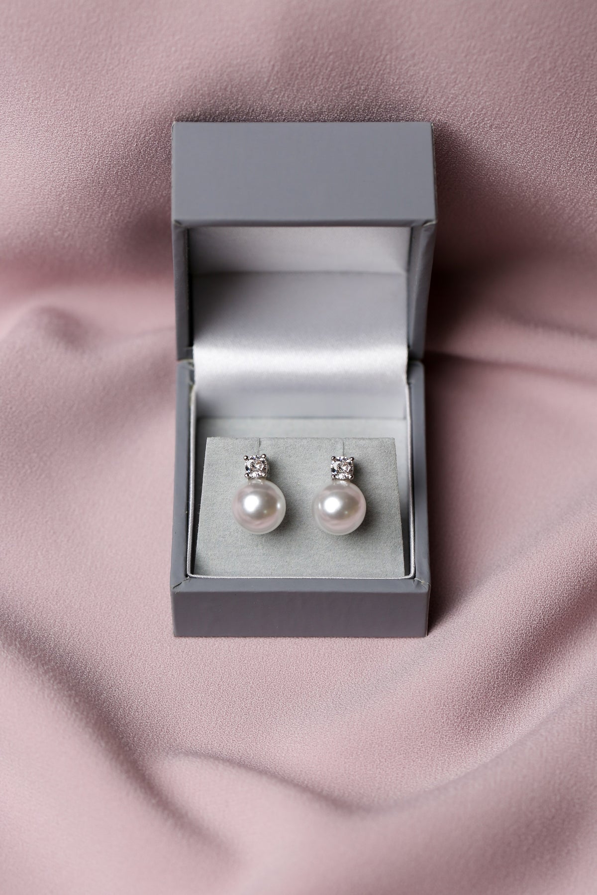 Refined Pearl Earrings with Subtle Crystal Detail